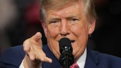 Copertina di Trump regala 8 miliardi di dollari agli agricoltori contro il caro gasolio. E minaccia l’Europa: “Se soccombe ai migranti, ce ne andremo”