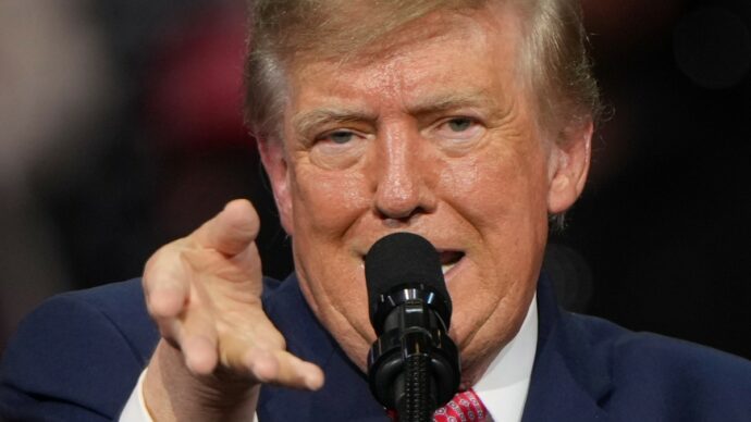 Trump regala 8 miliardi di dollari agli agricoltori contro il caro gasolio. E minaccia l’Europa: “Se soccombe ai migranti, ce ne andremo”