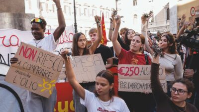 Copertina di Lavoro, salari, povertà: i dati disastrosi degli under 35 (peggiorati da Meloni)