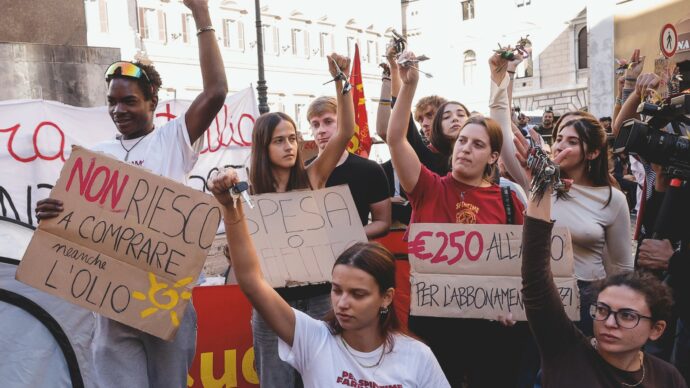 Lavoro, salari, povertà: i dati disastrosi degli under 35 (peggiorati da Meloni)