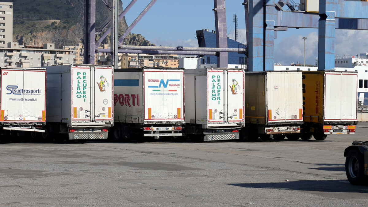 protesta degli autotrasportatori siamo di fronte a una situazione socialmente esplosiva da Ilfattoquotidiano.it protesta degli autotrasportatori siamo di fronte a una situazione socialmente esplosiva