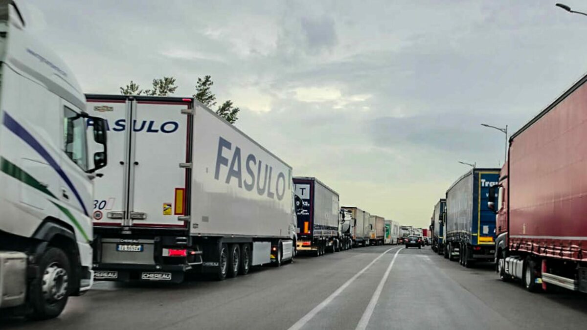 continuano i blocchi dei tir finito il carburante per aerei negli aeroporti di crotone e reggio calabria in campania problemi per la raccolta dei rifiuti da Ilfattoquotidiano.it continuano i blocchi dei tir finito il carburante per aerei negli aeroporti di crotone e reggio calabria in campania problemi per la raccolta dei rifiuti