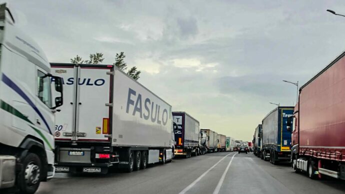 Continuano i blocchi dei tir: finito il carburante per aerei negli aeroporti di Crotone e Reggio Calabria. In Campania problemi per la raccolta dei rifiuti