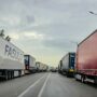 Copertina di Continuano i blocchi dei tir: finito il carburante per aerei negli aeroporti di Crotone e Reggio Calabria. In Campania problemi per la raccolta dei rifiuti