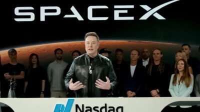 Copertina di Musk punta a fondere SpaceX e Tesla: obiettivo un gruppo da 3.600 miliardi. E più potere nelle mani del multimiliardario