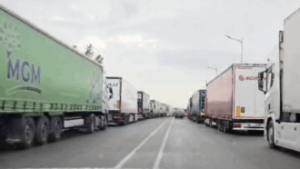 Copertina di Sciopero degli autotrasportatori, in Campania lunghe code di tir fermi ai lati della strada