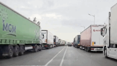 Copertina di Sciopero degli autotrasportatori, in Campania lunghe code di tir fermi ai lati della strada