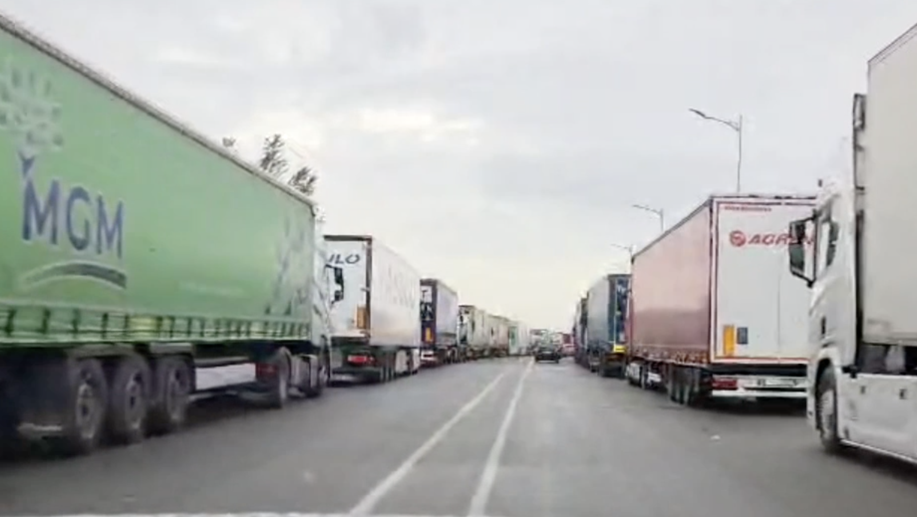 sciopero degli autotrasportatori in campania lunghe code di tir fermi ai lati della strada da Ilfattoquotidiano.it sciopero degli autotrasportatori in campania lunghe code di tir fermi ai lati della strada