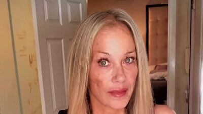 Copertina di “Quando la dottoressa mi ha detto che non ho la sclerosi multipla non è stato magico per me. Devo ancora usare la sedia a rotelle, non sono migliorata e non so cosa mi stia succedendo”: lo sfogo di Christina Applegate