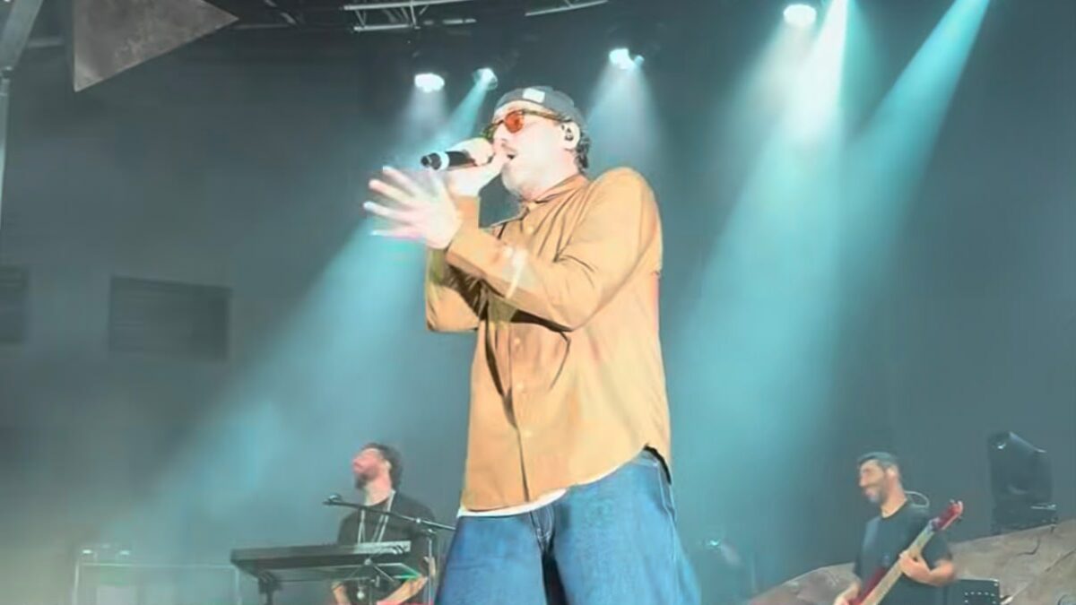 quando ci spaventa di pi249 la violenza sulle cose che la violenza sulle persone 232 l236 che abbiamo perso willie peyote interviene durante un suo concerto sui fatti di milano da Ilfattoquotidiano.it quando ci spaventa di pi249 la violenza sulle cose che la violenza sulle persone 232 l236 che abbiamo perso willie peyote interviene durante un suo concerto sui fatti di milano