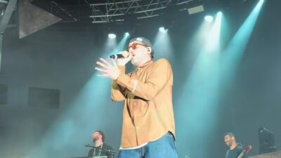 Copertina di “Quando ci spaventa di più la violenza sulle cose che la violenza sulle persone, è lì che abbiamo perso”: Willie Peyote interviene durante un suo concerto sui fatti di Milano