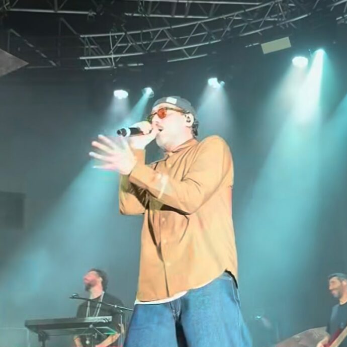 “Quando ci spaventa di più la violenza sulle cose che la violenza sulle persone, è lì che abbiamo perso”: Willie Peyote interviene durante un suo concerto sui fatti di Milano