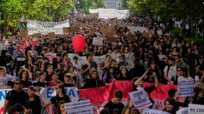 Copertina di Grecia, 10mila in piazza ad Atene per istruzione e alloggi: “Investite nella scuola”