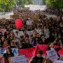 Copertina di Grecia, 10mila in piazza ad Atene per istruzione e alloggi: “Investite nella scuola”
