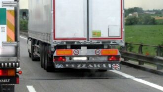 Protesta degli autotrasportatori contro il caro carburanti, A1 chiusa al bivio con la A30: code e disagi nel Casertano