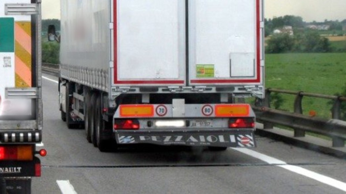 protesta degli autotrasportatori contro il caro carburanti a1 chiusa al bivio con la a30 code e disagi nel casertano da Ilfattoquotidiano.it protesta degli autotrasportatori contro il caro carburanti a1 chiusa al bivio con la a30 code e disagi nel casertano