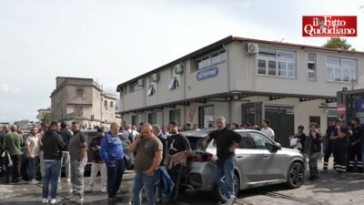 Copertina di Gli autotrasportatori fermi a Napoli: “Protestiamo contro il caro vita, lottiamo per tutti”
