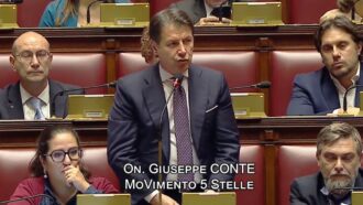 Copertina di Conte chiama in causa Meloni: “Crisi economica e sociale e il governo non ha fatto nulla. Anzi ha firmato gli accordi folli per il riarmo”