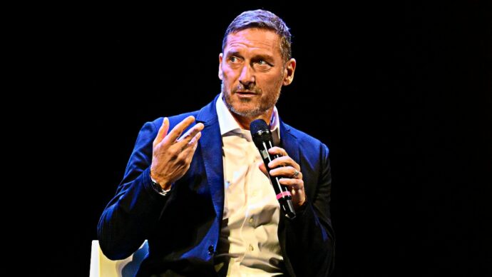 Gli urologi “richiamano” Totti: “Il suo racconto leggero non rende bene l’idea. La visita alla prostata non è un ‘atto di violenza’ e nemmeno una barzelletta”