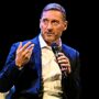 Copertina di Gli urologi “richiamano” Totti: “Il suo racconto leggero non rende bene l’idea. La visita alla prostata non è un ‘atto di violenza’ e nemmeno una barzelletta”