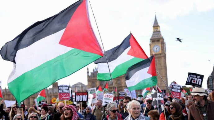 L’Ihra entra nelle scuole inglesi “Vieteranno le spillette proPal”
