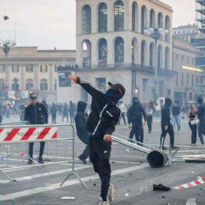 Copertina di Lo scrittore Hanif Kureishi: “Rabbia prevedibile, stiamo collassando: i ragazzi sanno che non c’è posto per loro Dai politici solo condanne”