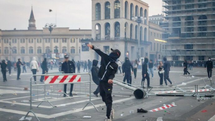 “Rabbia prevedibile, stiamo collassando: i ragazzi sanno che non c’è posto per loro Dai politici solo condanne”