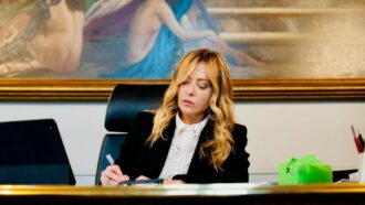 Meloni urla “vergogna” ai giudici: ma lo specchio guarda dal lato sbagliato