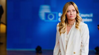 Copertina di Giorgia Meloni “non contraria” al divieto social per i minori. Opposizioni: “Stupiti, lo blocca da un anno. Teme Trump e Big Tech?”
