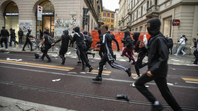 Devastazioni Milano, anche un undicenne “casseur”. Identificato a scuola era stato ripreso durante i saccheggi