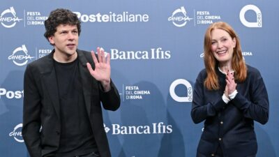 Copertina di “Non è mai troppo tardi per diventare se stessi”, Julianne Moore alla Festa del Cinema di Roma. Jesse Eisenberg le cuce addosso un ruolo tra teatro, comicità ed emancipazione