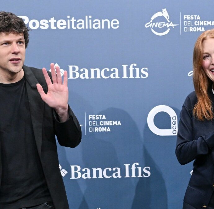 “Non è mai troppo tardi per diventare se stessi”, Julianne Moore alla Festa del Cinema di Roma. Jesse Eisenberg le cuce addosso un ruolo tra teatro, comicità ed emancipazione