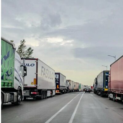 Copertina di Blocco dei tir, vertice a Palazzo Chigi: “Scorte garantite ai camionisti che vogliono lavorare”. Sospeso lo sciopero in Calabria