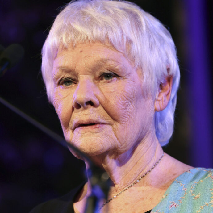 “Non posso più fare un film. Non posso più lèggere. Non riconosco i volti e a volte mi avvicino alle persone sbagliate abbracciandole”: la malattia di Judi Dench