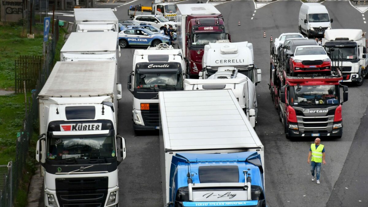 in campania prosegue la protesta dei tir blocchi sull8217a1 in calabria frutta e verdura tornano nei supermercati attesa per il cdm da Ilfattoquotidiano.it in campania prosegue la protesta dei tir blocchi sull8217a1 in calabria frutta e verdura tornano nei supermercati attesa per il cdm