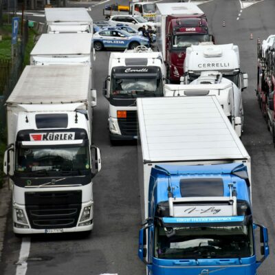 Copertina di In Campania prosegue la protesta dei tir: blocchi sull’A1. In Calabria frutta e verdura tornano nei supermercati: attesa per il Cdm