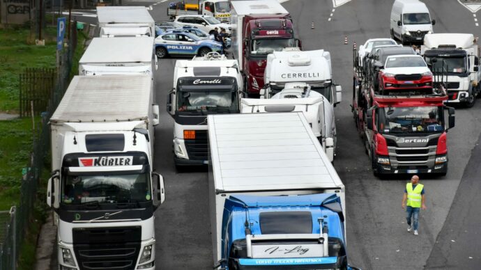 In Campania prosegue la protesta dei tir: blocchi sull’A1. In Calabria frutta e verdura tornano nei supermercati: attesa per il Cdm
