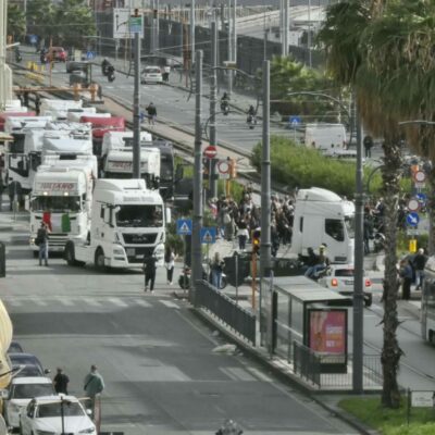 Copertina di Dal cdm 105 milioni per l'autotrasporto, 60 per l'agricoltura e 10 per la pesca. Non si ferma la protesta a Napoli: “Delusi”. Rixi: “Sulle precettazioni decisione nelle prossime ore”