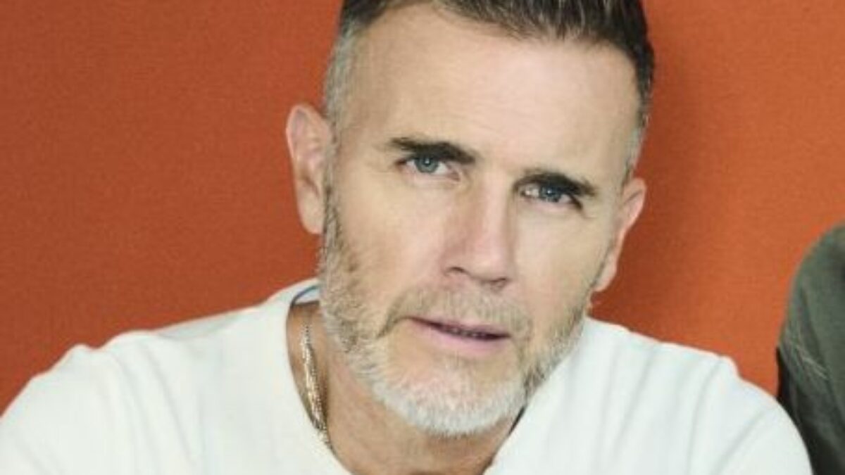 “Sono stanco, non so se potrei rifarlo fisicamente”: Gary Barlow rientra nella sua routine londinese tra ristoranti e amici. E intanto nel nuovo singolo dei Take That canta Howard Donald