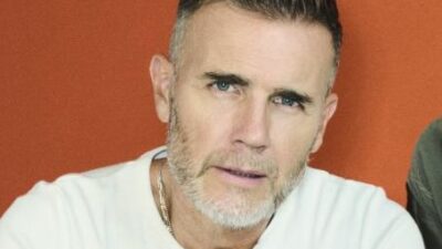 Copertina di “Sono stanco, non so se potrei rifarlo fisicamente”: Gary Barlow rientra nella sua routine londinese tra ristoranti e amici. E intanto nel nuovo singolo dei Take That canta Howard Donald