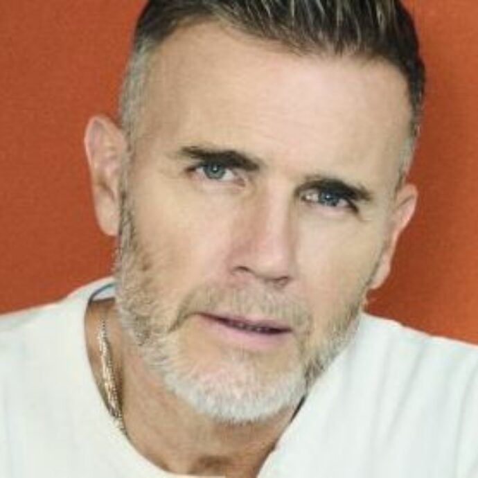 “Sono stanco, non so se potrei rifarlo fisicamente”: Gary Barlow rientra nella sua routine londinese tra ristoranti e amici. E intanto nel nuovo singolo dei Take That canta Howard Donald
