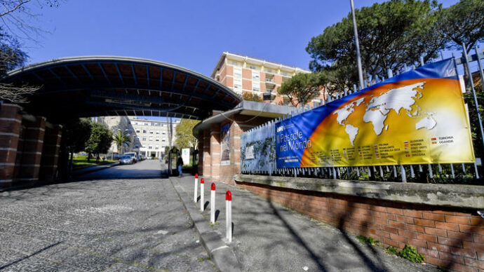 Napoli, rubati 822mila euro di farmaci oncologici al Pascale: arrestato l’Arsenio Lupin dei medicinali salvavita