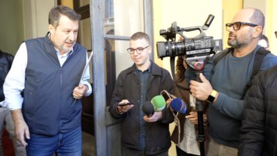 Copertina di La grande preoccupazione di Salvini: “Legame comunisti-islamisti”. Ma non ci sono evidenze in Italia: “Quello che accade in Francia può accadere anche qui”