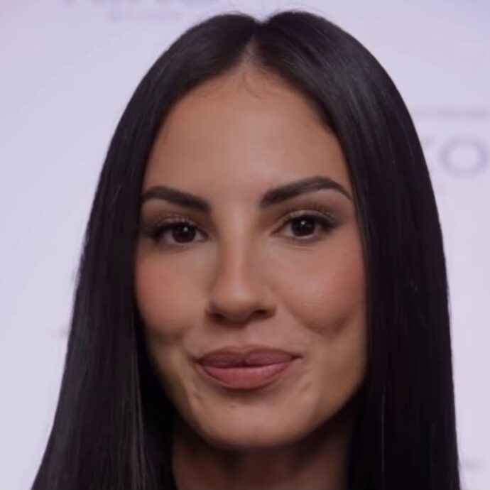 “Disturbavano su me stessa le labbra così grandi. Inizio a vedere un po’ tutti con queste labbra giganti, filler sbordato, troppo pesante. Informatevi  perché abbiamo fatto un po’ di pasticci”: così Giulia De Lellis
