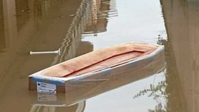 Copertina di Bare vuote galleggiano per le strade allagate della città: ecco cosa è successo a Latina
