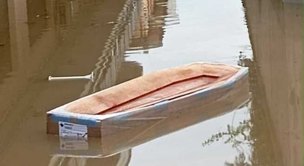 Bare vuote galleggiano per le strade allagate della città: ecco cosa è successo a Latina