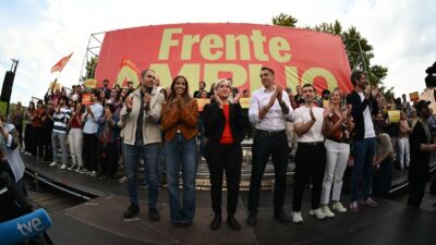 Copertina di Anche in Spagna la sinistra fa fatica a stare insieme: come si stanno organizzando i partiti alleati di Sànchez per il (difficile) voto di novembre