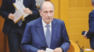Copertina di Il centrodestra riunito dalle mancette: 170 milioni per padel,  toilette e canili