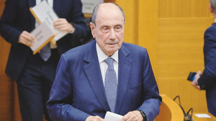 Il centrodestra riunito dalle mancette: 170 milioni per padel,  toilette e canili