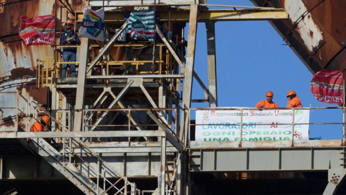 Euroallumina in crisi: operai in cima a 60 m